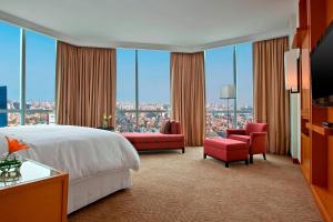 利马利马威斯汀酒店及会议中心的酒店客房设有一张床和一个大窗户