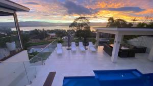 Lake IllawarraHEATed Pool, Lake & Beach, Luxury 5 B/R House的从阳台欣赏日落美景