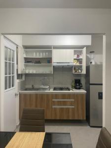 GallineroCasa Regina的厨房配有白色橱柜和不锈钢冰箱