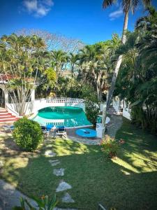 喀巴里特Villa Ramos - Private Beachfront with a View的棕榈树游泳池的空中景致
