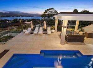 Lake IllawarraHEATed Pool, Lake & Beach, Luxury 5 B/R House的享有水景的庭院内的游泳池