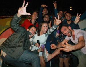 布宜诺斯艾利斯Play Hostel Soho的一群人摆出一张照片