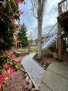 纳奈莫North Nanaimo Gem - Garden-View Room with Private Ensuite的通往带楼梯的花园的步道