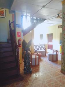 塔拉波托hotel Suyay Lodge Tarapoto的中间设有楼梯和雕像的大堂