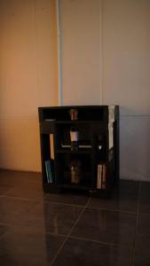 PoásEpimoni的黑书架,书在房间里