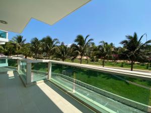 潘切Apartaments, Mui Ne, Viet Nam的从棕榈树建筑的阳台上可欣赏到风景