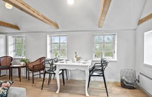 Hårby2 Bedroom Cozy Home In Haarby的一间配备有白色桌椅的用餐室