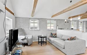 Hårby2 Bedroom Cozy Home In Haarby的带沙发和电视的客厅