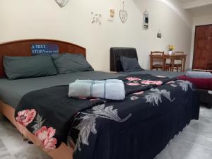 Kampong Tanah MerahD'Mentari Ocean View Resort Studio的一间卧室配有一张床,上面有两条毛巾