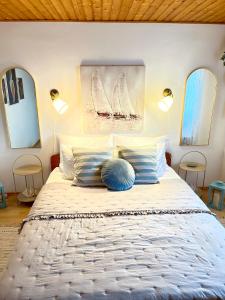 ZaglavOlivier house的一间卧室配有一张带两盏灯和两面镜子的床。