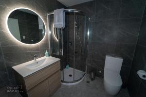 奥克兰Modern Howick Town House Fibre WiFi Netflix的带淋浴、盥洗盆和卫生间的浴室