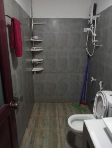 哈普特莱Rosenka haputhale的带淋浴、卫生间和盥洗盆的浴室