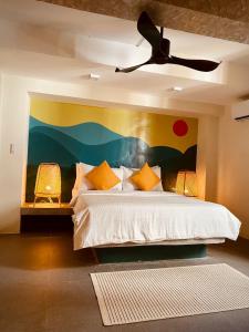 长滩岛Happiness Hostel Boracay的一间卧室配有一张壁画床