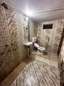 AyodhyaShanti Vatika的一间带卫生间和水槽的浴室