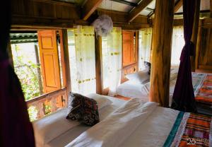 Hương Bá ThướcPù Luông Happy Home的一间卧室设有两张床和两个窗户。