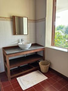 Phumĭ Kâmpóng ÂmpĭlLa maison bleue BTB的一间带水槽和镜子的浴室