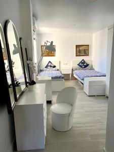 马拉加Rare find! Skyline view-Modern 6 bed 2 bath flat in the heart of Málaga的带两张床和镜子的客房
