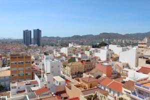 马拉加Rare find! Skyline view-Modern 6 bed 2 bath flat in the heart of Málaga的享有城市景观和建筑
