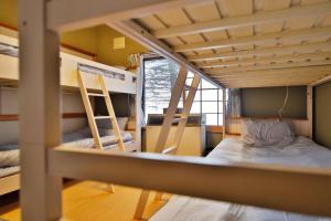 KawayuThe VILLA ABASHIRI的客房设有两张双层床和一张书桌。