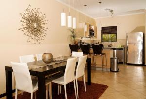棕榈滩Spectacular house in gold coast的一间带桌子和白色椅子的用餐室