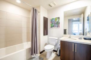 洛杉矶2BR Modern Luxury Condo WeHo的浴室配有卫生间、盥洗盆和浴缸。