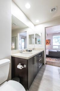 洛杉矶2BR Modern Luxury Condo WeHo的一间带水槽和卫生间的浴室