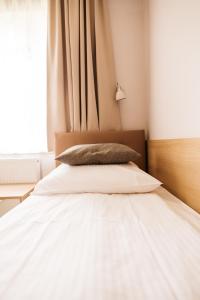 梅斯瓦科维采查塔扎维希亚酒店的卧室里的一张带枕头的床