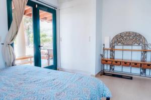 棕榈滩The elegance of Tierra del Sol with private pool的一间卧室设有一张床和一个大窗户