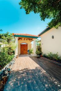 棕榈滩The elegance of Tierra del Sol with private pool的通往带木门的房子的车道