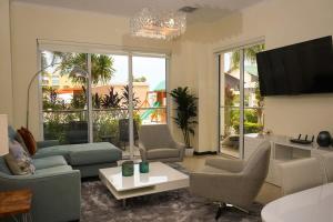 棕榈滩Spectacular apartment in levent eagle beach的客厅配有沙发、椅子和电视