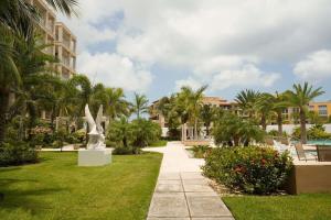 棕榈滩Spectacular apartment in levent eagle beach的建筑旁公园里的雕像