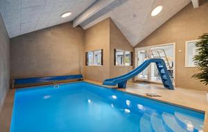 比耶勒高Lovely Home In Hvide Sande With Sauna的室内带滑梯的室内游泳池