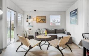 宝可波Stunning Home In Brkop With Wifi的客厅配有沙发和桌椅