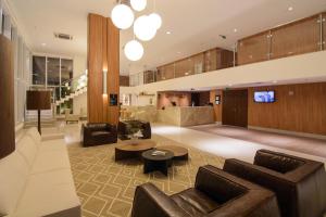 劳鲁-迪弗雷塔斯萨尔瓦多机场城际酒店的大楼内的客厅配有沙发和电视。
