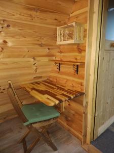 StahovicaLepa Lopa resort的小木屋配有长凳和椅子