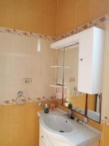 乌姆苏克Dar Rita的浴室设有白色水槽和镜子
