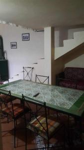 乌姆苏克Dar Rita的配有桌椅和沙发的房间