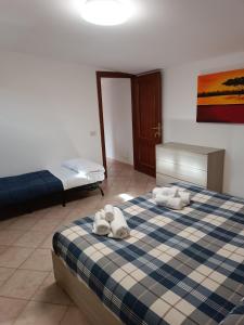 蓬特加莱里亚Villino fiera di Roma e aeroporto Fiumicino的卧室配有两只泰迪熊躺在床上