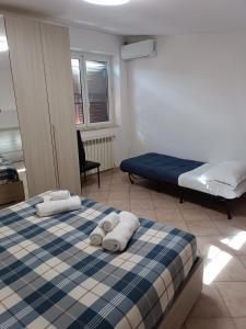 蓬特加莱里亚Villino fiera di Roma e aeroporto Fiumicino的一间卧室配有带毛巾的床