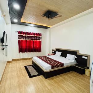 PannaHotel MI Resort的一间卧室配有床和红色窗帘