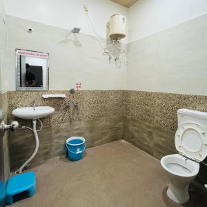 PannaHotel MI Resort的一间带卫生间和水槽的浴室