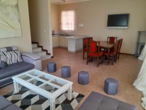 布拉瓦约The Villa的客厅配有沙发和桌子