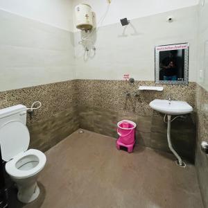 PannaHotel MI Resort的一间带卫生间和水槽的浴室