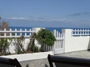 莫诺利索斯Splendid Santorini Villa | Bella Beach House | 3 Bedrooms | Private Terrace and Beautiful Sea Views | Monolithos的底部有白色的海洋围栏