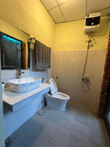 顺化Oasis Station的一间带水槽和卫生间的浴室