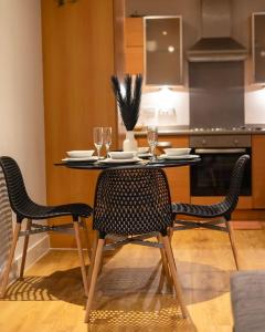 伯明翰TQ luxurious 2 bed flat的餐桌、两把椅子和厨房