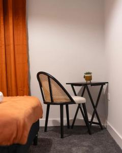 伯明翰TQ luxurious 2 bed flat的桌子,椅子,桌子上放着植物