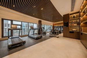 重庆重庆大世界君亭酒店(解放碑店)的健身房设有数台跑步机和有氧运动器材