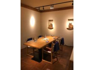 冈山oyadoyadokari - Vacation STAY 08483v的一间带木桌和椅子的用餐室
