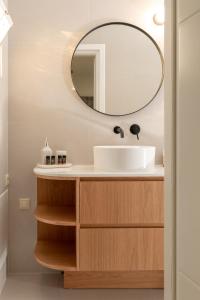 干尼亚Ros Solis Luxure House的一间带水槽和镜子的浴室